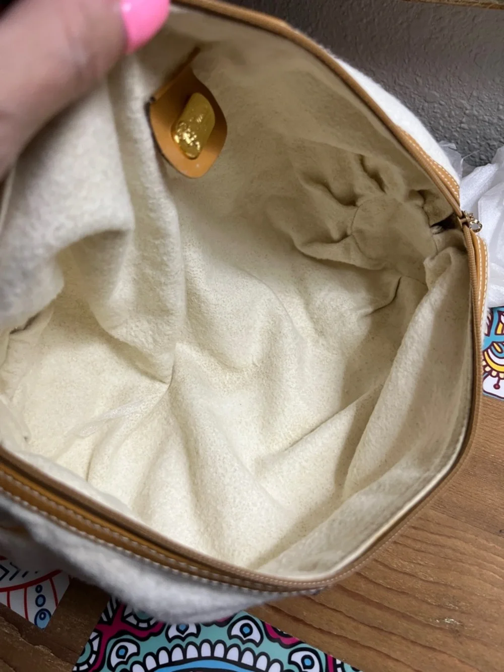 Gucci Cream Cosmetic Pouch with Tan leather Trim. Excellent - Picture 9 of 9